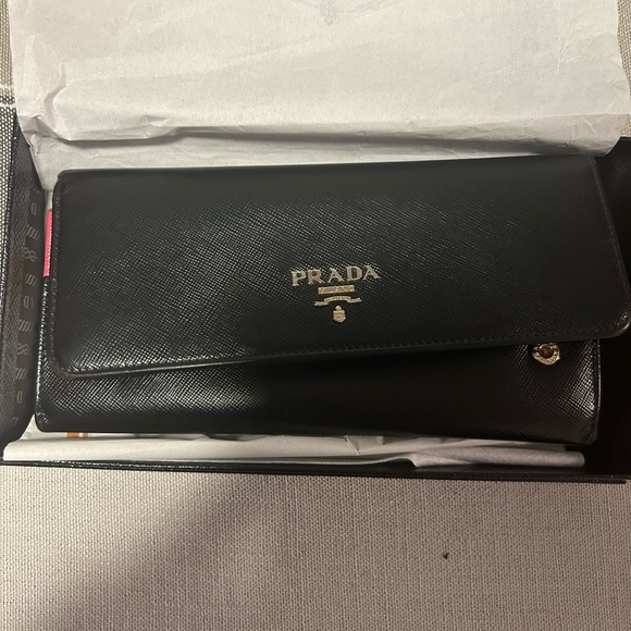 Prada black leather wallet - Picture 1 of 9